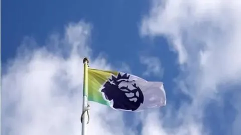 拜仁1-3负于波鸿，凯恩进球后遭红牌，德甲积分榜榜首差距扩大至8分